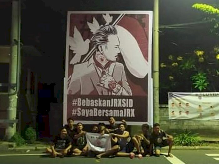 Jadi Tersangka, Poster 'Bebaskan Jerinx SID' Terpampang di Pinggir Jalan Bali