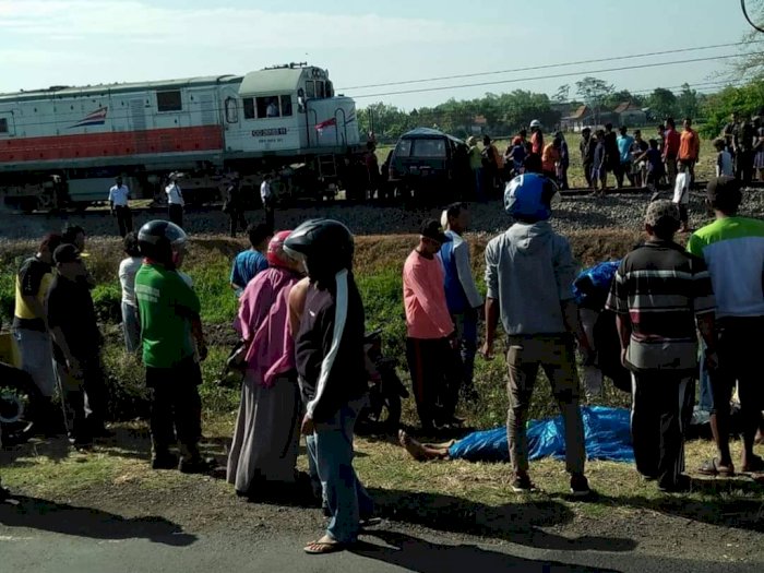 Nekat Nyebrang Rel, Mobil Panther Habis Digilas Kereta Api di Kediri, Korban Satu Keluarga