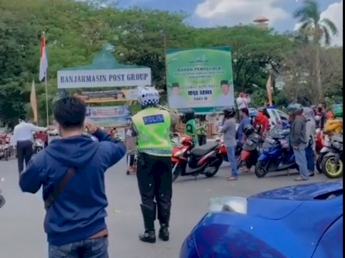 Detik-detik Proklamasi, Pengendara Langsung Berhenti di Tengah Jalan Beri Hormat Bendera