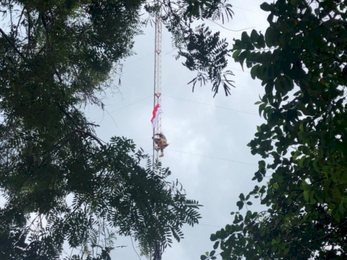 Warga Pulau Belakang Padang Panjat Menara Radio Kibarkan Bendera Merah Putih