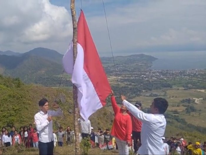 Warga Desa Hutagaol Kibarkan Bendera Merah Putih di Bukit Danau Toba, Warganet: Mantap!