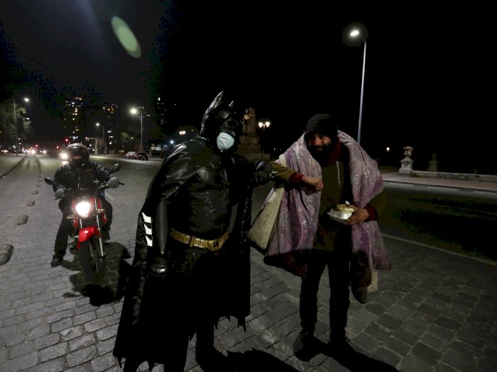 Salut! Pria ini Kenakan Costum Batman dan Bagikan Makanan ke Para Tunawisma di Jalanan