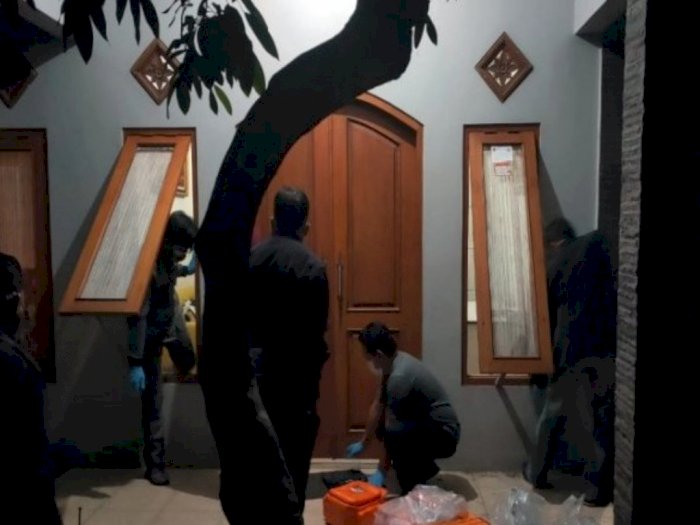 Cium Aroma Busuk, Warga Temukan Satu Keluarga Meninggal Dalam Rumah, Diduga Tewas Dibunuh