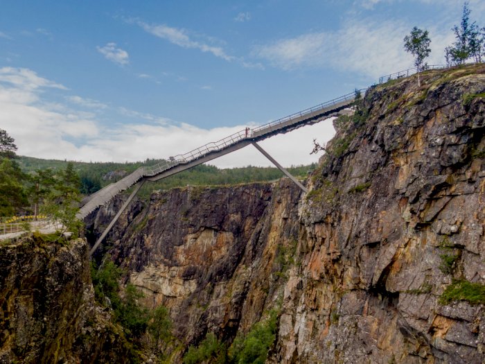 Jembatan Baru di Norwegia Ini Dibangun di Atas Air Terjun, Dramatis Abis!