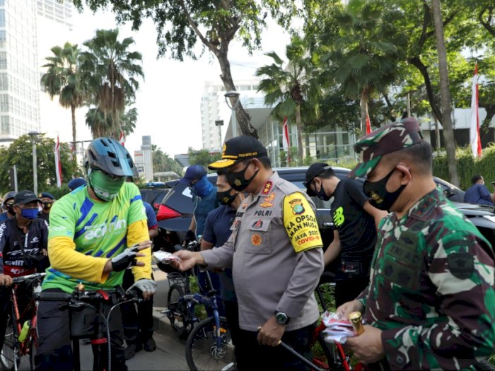 Kodam Jaya dan Polda Metro Bagikan Ribuan Masker di CFD Jakarta Pagi Tadi