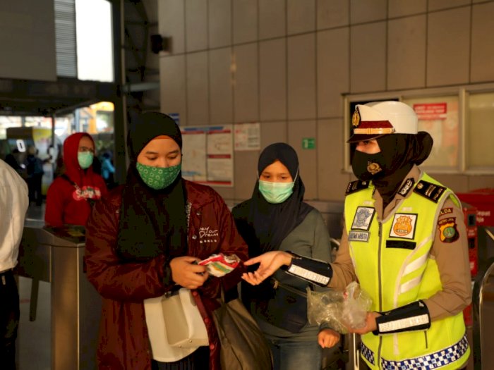 Polda Metro Tambah Personel di Stasiun KRL, Pastikan Masyarakat Patuhi Protokol Kesehatan