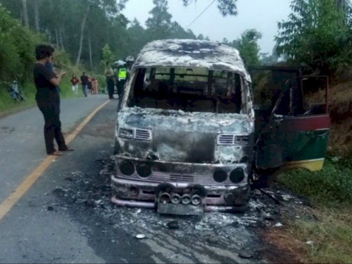 Saat Melaju di Jalan Lingkar Danau Toba, Mini Bus Bawa Delapan Penumpang Terbakar