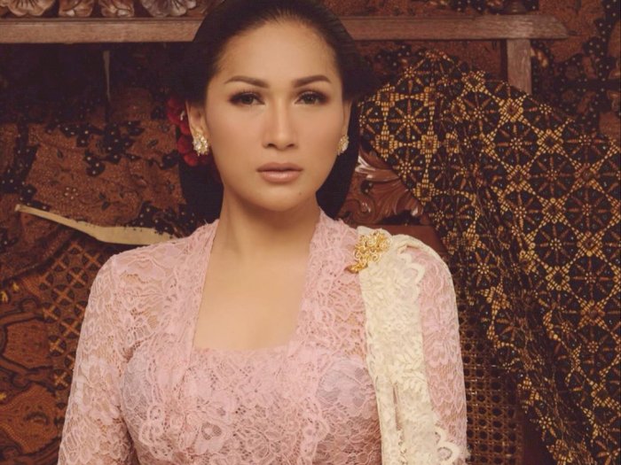 Potret Cantik Tata Janeeta Pakai Kebaya Pink, Netizen: Mirip Ibu Kartini 