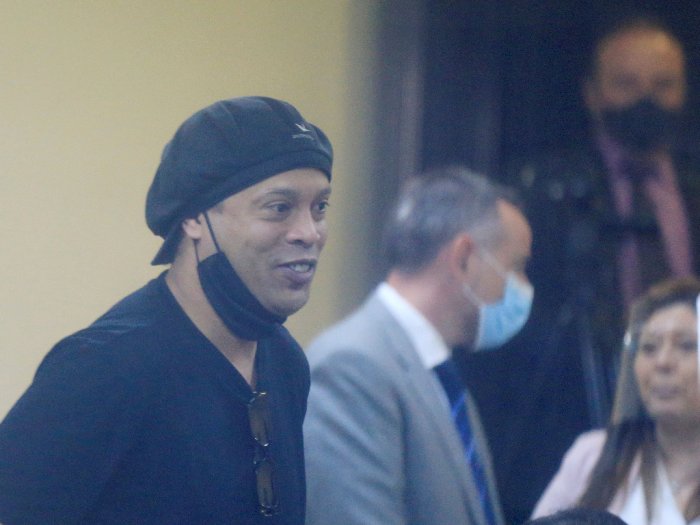 Kasus Paspor Palsu Selesai, Ronaldinho Bebas Kembali ke Brazil