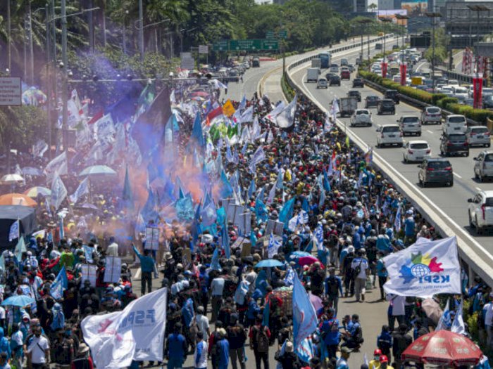 TransJakarta Hentikan Sementara Dua Rute Imbas Demo Omnibus Law di DPR