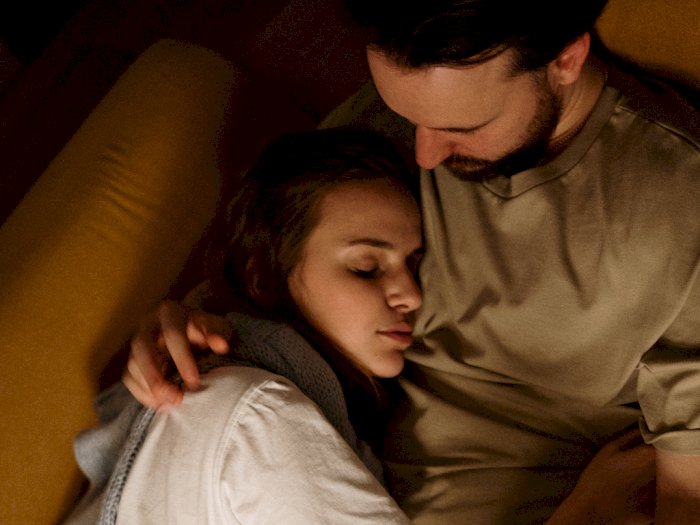 Gaya Pelukan Pasangan Saat Tidur Mengartikan Hubungan yang Kamu Jalani