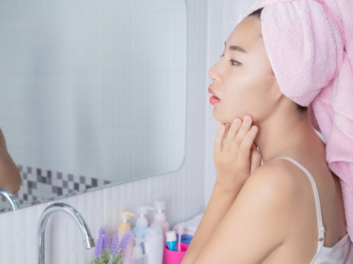 Benarkah Penggunaan Kosmetik Bisa Sebabkan Munculnya Flek Hitam di Wajah?