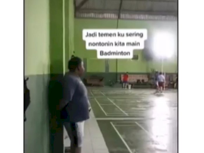 Cowok Ini Cuma Bisa Lihat Temannya Main Badminton, Dikasih Kejutan, Endingnya Nyesek