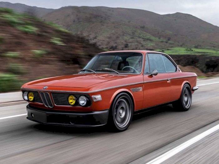 Melihat Kerennya Mobil BMW 3.0 CS 1974 Hasil Modifikasi Milik Robert Downey, Jr. Ini!