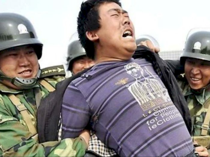 Benarkah Muslim Uighur di China Ditindas seperti Dalam Foto Ini? 