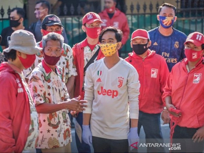 Gibran Putra Jokowi Mulai Cari Perhatian Warga Solo, Bagi-bagi Masker Pakai Baju Juventus