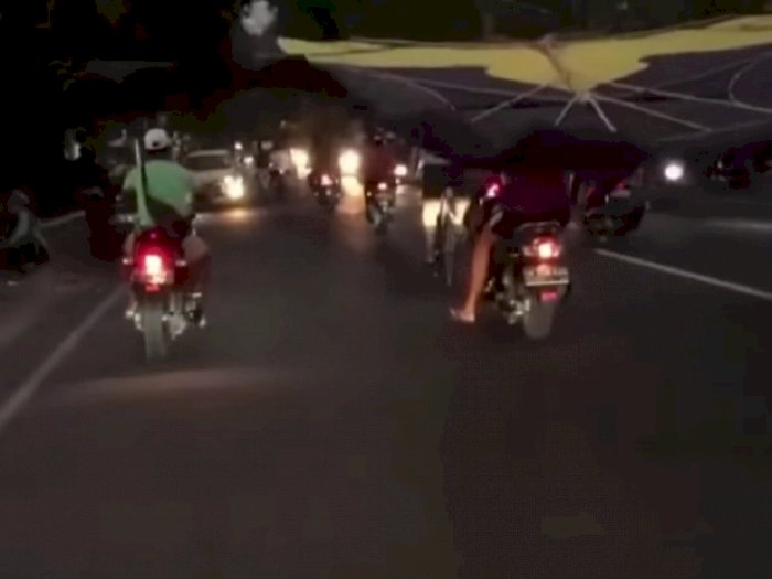 Viral Video Pengendara Motor Bawa Layangan Jumbo di Jalanan, Bikin Warganet Emosi!