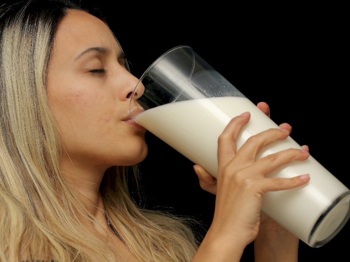 Minum Susu Terlalu Banyak Bisa Menyebabkan 3 Efek Samping Ini, Apa saja ya?