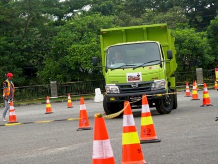  Di Tengah Pandemi, Hino Beri Pelatihan Safety Driving Bagi 95 Sopir Truk