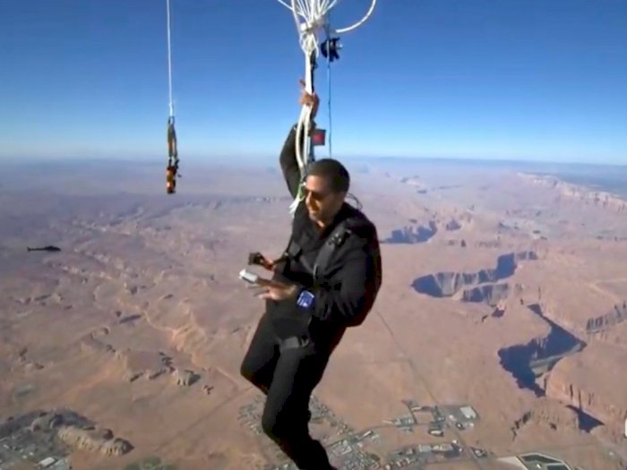  Greget! Pria ini Terbang Pakai Balon Setinggi 25 Ribu Kaki Sambil Live di Youtube