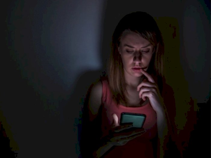 Benarkah Wanita Virgo Suka Stalking Media Sosial Gebetannya?