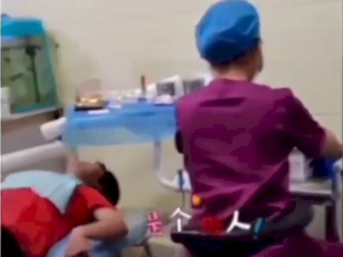 Aksi Kocak Pasien Salah Duduk di Kursi Pemeriksaan Gigi, Gak Bisa Nahan Ketawa