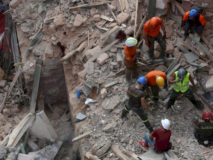 FOTO: Diduga Ada Tanda Kehidupan, Tim Penyelamat Menggeledah Puing-puing di Beirut