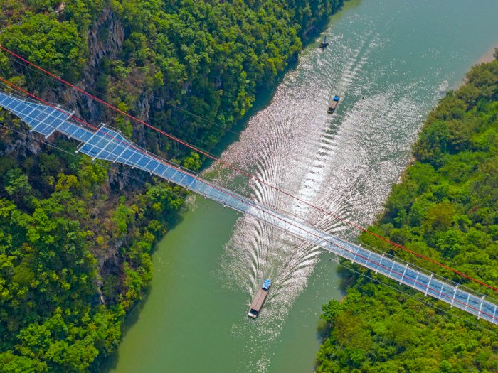 Ngeri-Ngeri Sedap! Tiongkok Persembahkan Jembatan Kaca Terpanjang Sedunia
