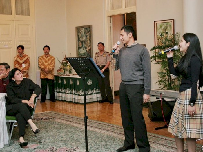 AHY Unggah Foto Nyanyi Bareng Istri, Netizen Salfok Lihat Senyum Mendiang Ani Yudhoyono