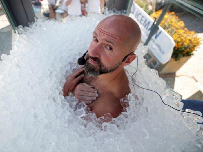 Pria Austria Ini Pecahkan Rekor Berendam di Kotak Es Selama 2 Jam Lebih, Wih!