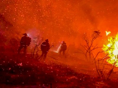 FOTO: Petugas Pemadam Kebakaran Bekerja untuk Memadamkan Api di Alpine, California