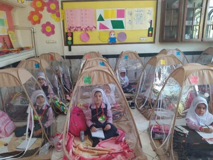 Sekolah di Iran ini Gunakan Tenda Transparan Untuk Terapkan Aturan Jaga Jarak