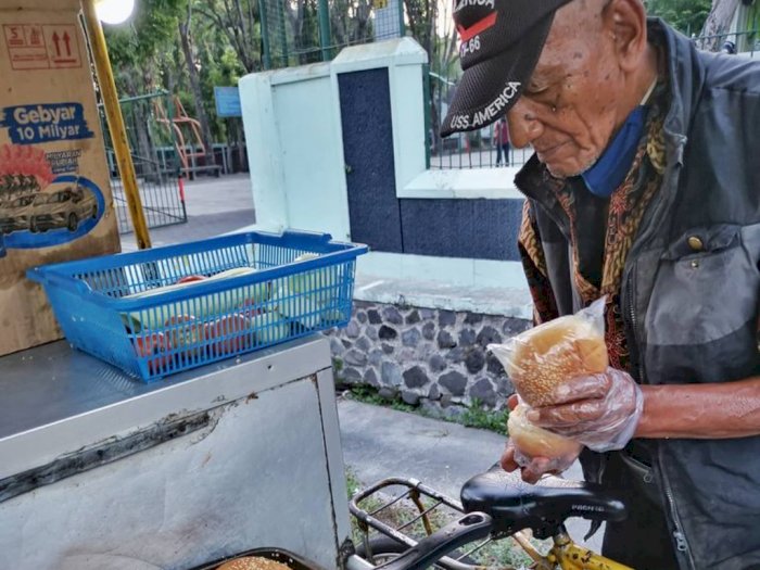 Kisah Mbah Wahadi, Kakek Penjual Burger Kampung di Jogja yang Masih Tersisa