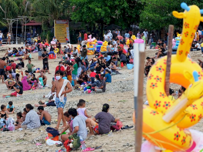 FOTO: Warga membludak saat liburan Hari Raya Galungan di Pantai Sanur