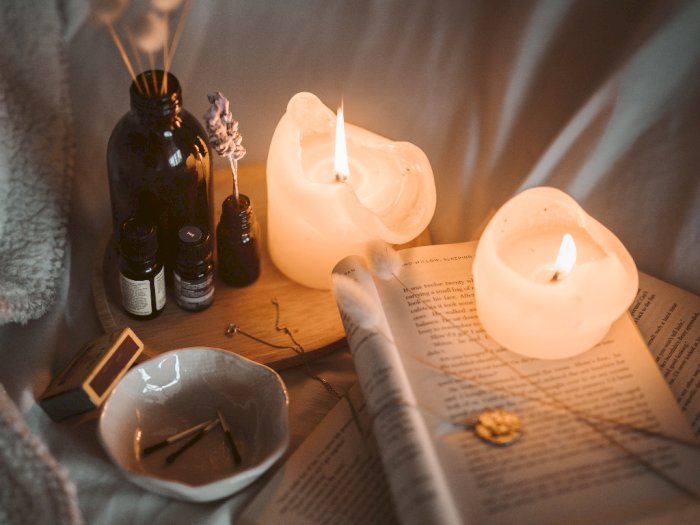 3 Lilin Musim Gugur yang Akan Membantu Tidur Kamu Lebih Nyenyak
