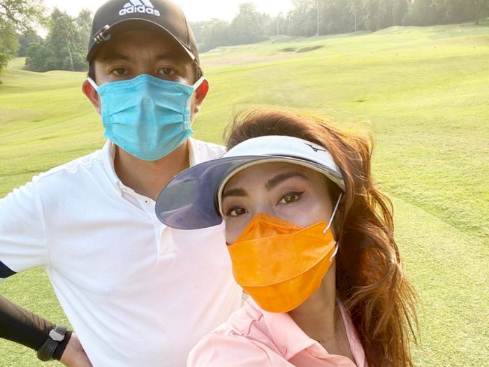 Main Golf Bareng Suami di Siang Bolong, Ayu Dewi: Dipikir Lagi Ospek Kali