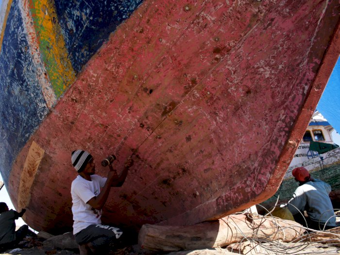 FOTO: Jasa Perbaikan Kapal Nelayan di Takalar