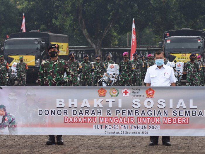 FOTO: TNI Gelar Donor Darah dan Pembagian Sembako