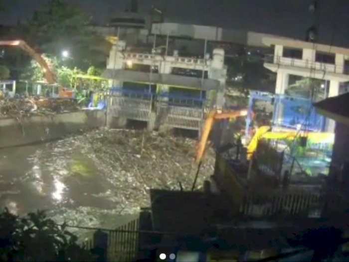 Imbas Banjir, 1.570 Meter Kubik Sampah Menumpuk di Pintu Air Manggarai
