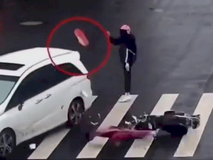 Viral Video Tabrakan antara Motor dan Mobil, Netizen Kira Kakinya Copot, Ternyata..