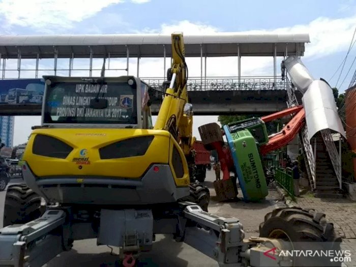 Operator Kelelahan, Eskavator Terguling Hingga Timpa Pagar JPO Kampung Melayu