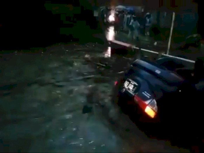 Video Detik-detik Mobil Terombang-ambing dan Hanyut Terbawa Banjir di Sukabumi