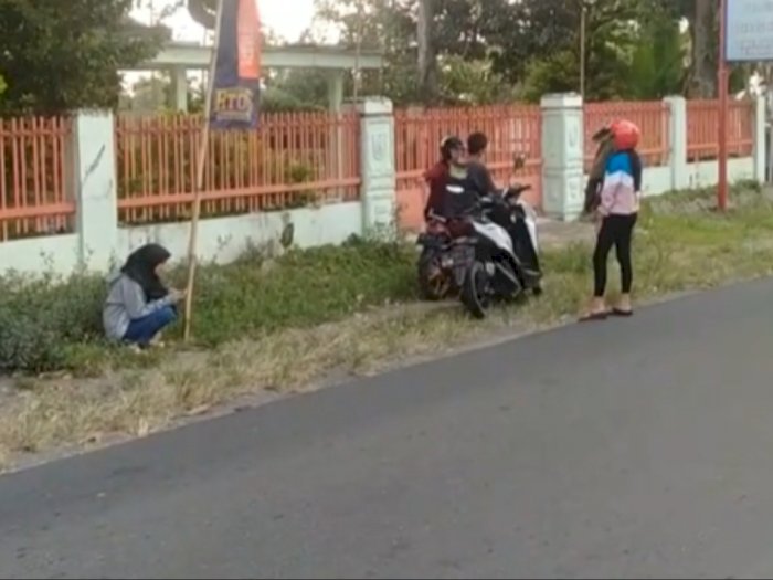 Cowok Kegep Selingkuh Berantem di Pinggir Jalan, Sikap Pelakor Bikin Netizen Ketawa