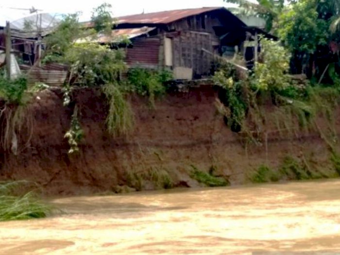 Diguyur Hujan Lebat, Sungai Batang Angkola Tapsel Meluap, Kamar Mandi Warga Sampai Hanyut