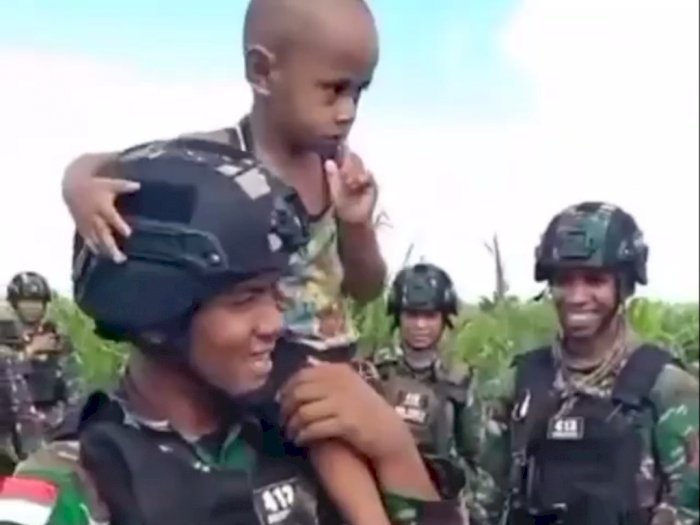 Bocah Papua Merengek Ingin Ikut Patroli, TNI Tetap Beri Kasih Sayang di Tengah Ancaman 