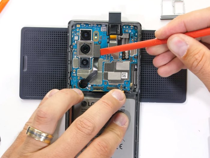Melihat Komponen Bagian Dalam Smartphone Lg Wing Dan Cara Kerja Engselnya Indozone Id