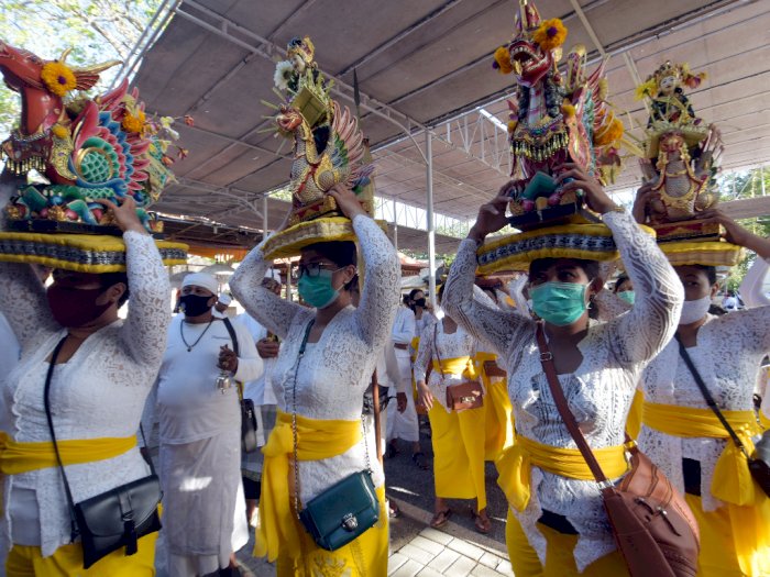 FOTO: Ritual Jelang Hari Raya Kuningan
