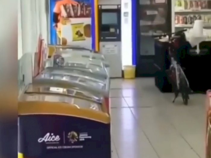 Viral Sepeda Mahal Diparkir di Dalam Minimarket, Tak Ada Petugas yang Berani Menegur