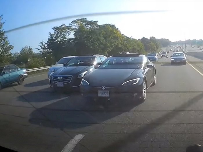 Ngeri, Pengendara Tesla Model S Ini Bahayakan Pengendara Lain di Jalan!