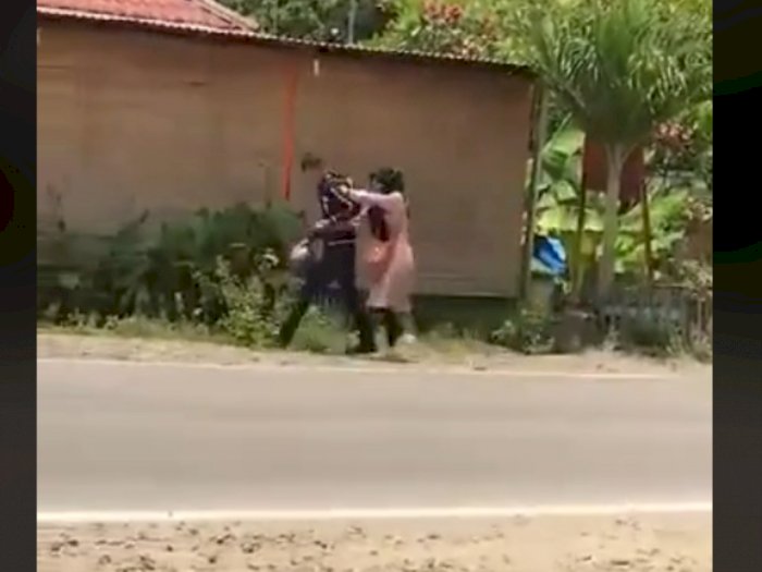 Viral Sepasang Kekasih Bertengkar di Jalan, Cowok Banting Helm, Jadi Tontonan Warga
